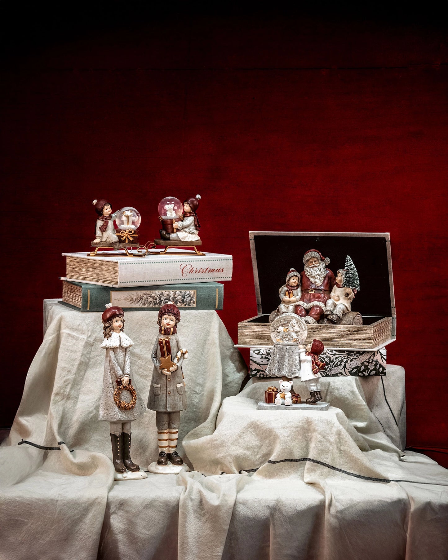 Harmaa-asuinen joulutyttö, korkeus 30 cm