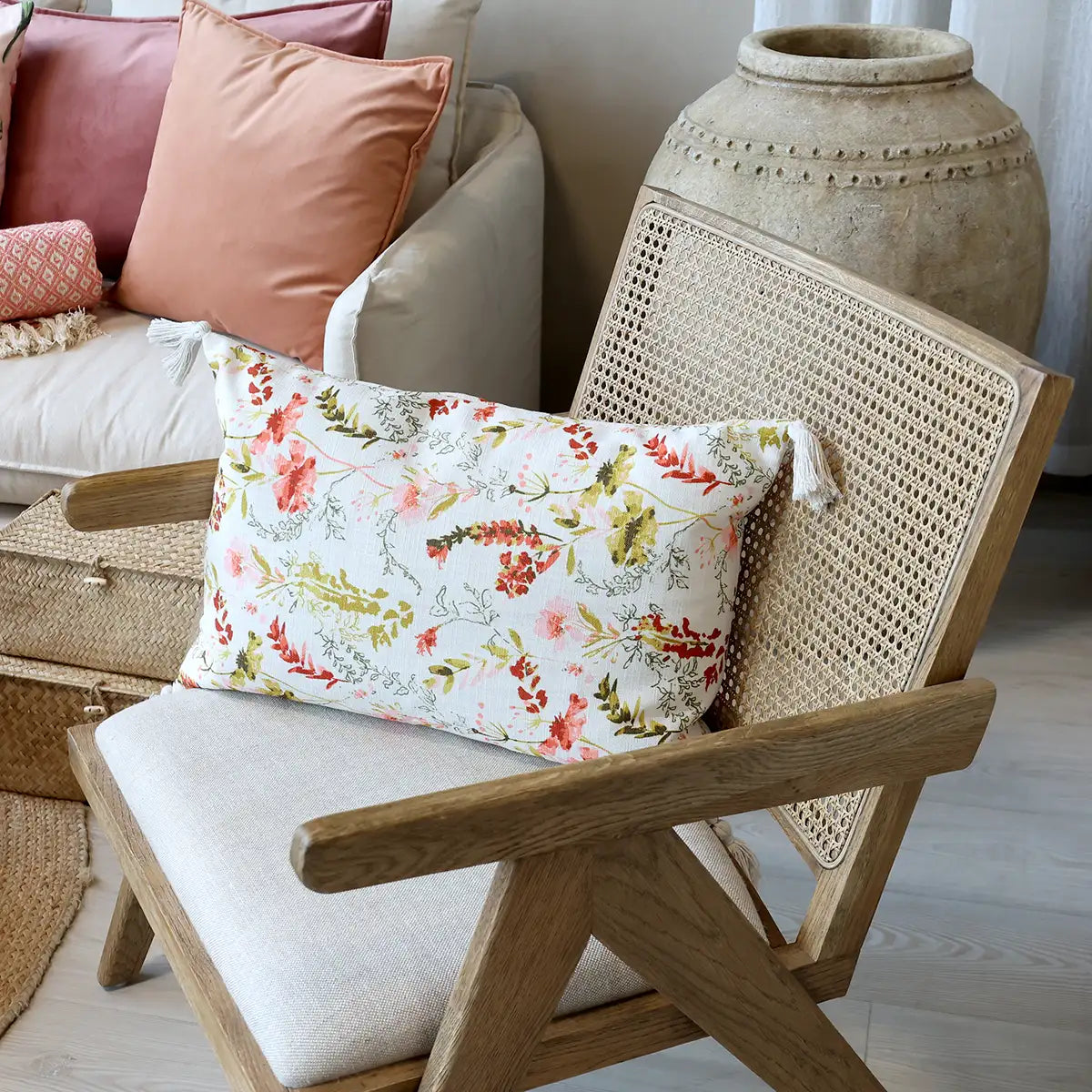 Tyynynpäällinen tupsuilla kukat kermanvalkoisella pohjalla 60 x 40 cm