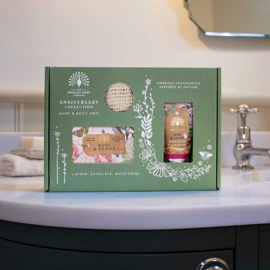 Palasaippua, käsivoide ja saippuapussi lahjalaatikko Ruusu ja pioni - Rose & Peony