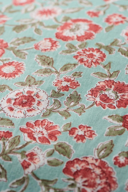 Tyynynpäällinen Punaiset kukat turkoosilla pohjalla 50 x 50 cm