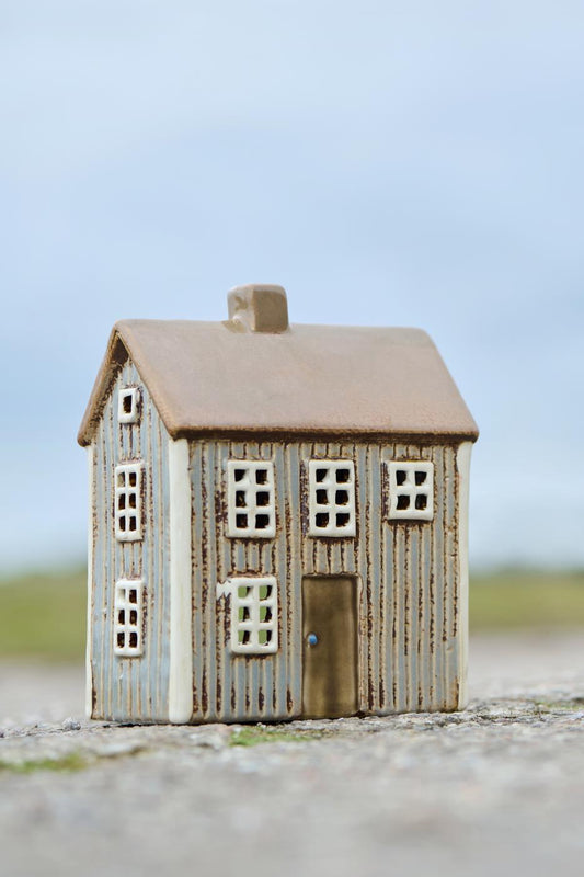 Talolyhty vaaleanruskea pystylaudoitus