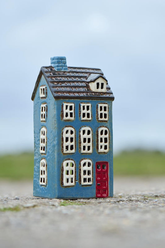 Talolyhty sininen punainen ovi