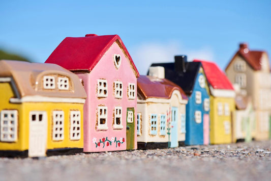 Talolyhty keltainen - valkoinen ovi