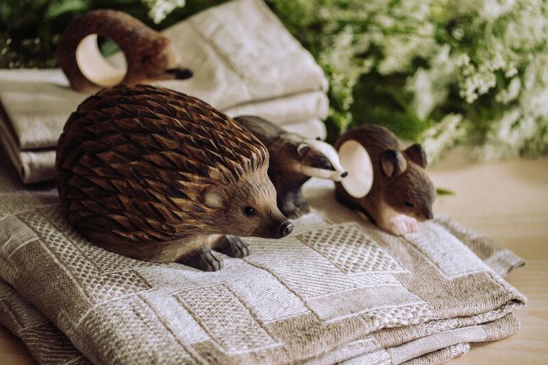 Puinen käsinveistetty Siili