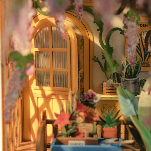 DIY Minimaailma kirjahyllyyn - Garden House Book Nook