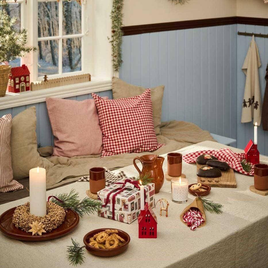 Tyynynpäällinen Bea punaiset ohuet raidat 50 x 50 cm