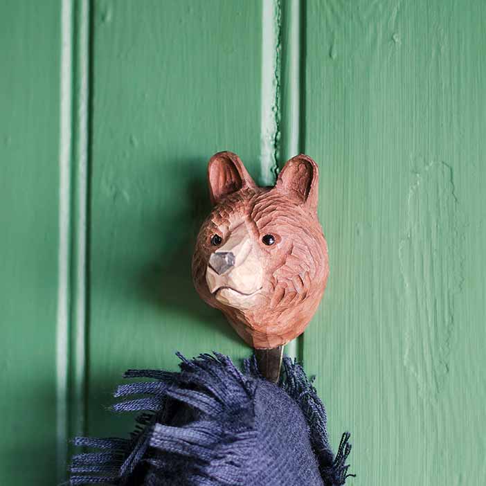 Käsin veistetty seinäkoukku Karhu