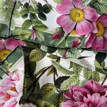 Silkkihuivi Ruusutarha - Rose Flower Garden 50 x 50 cm