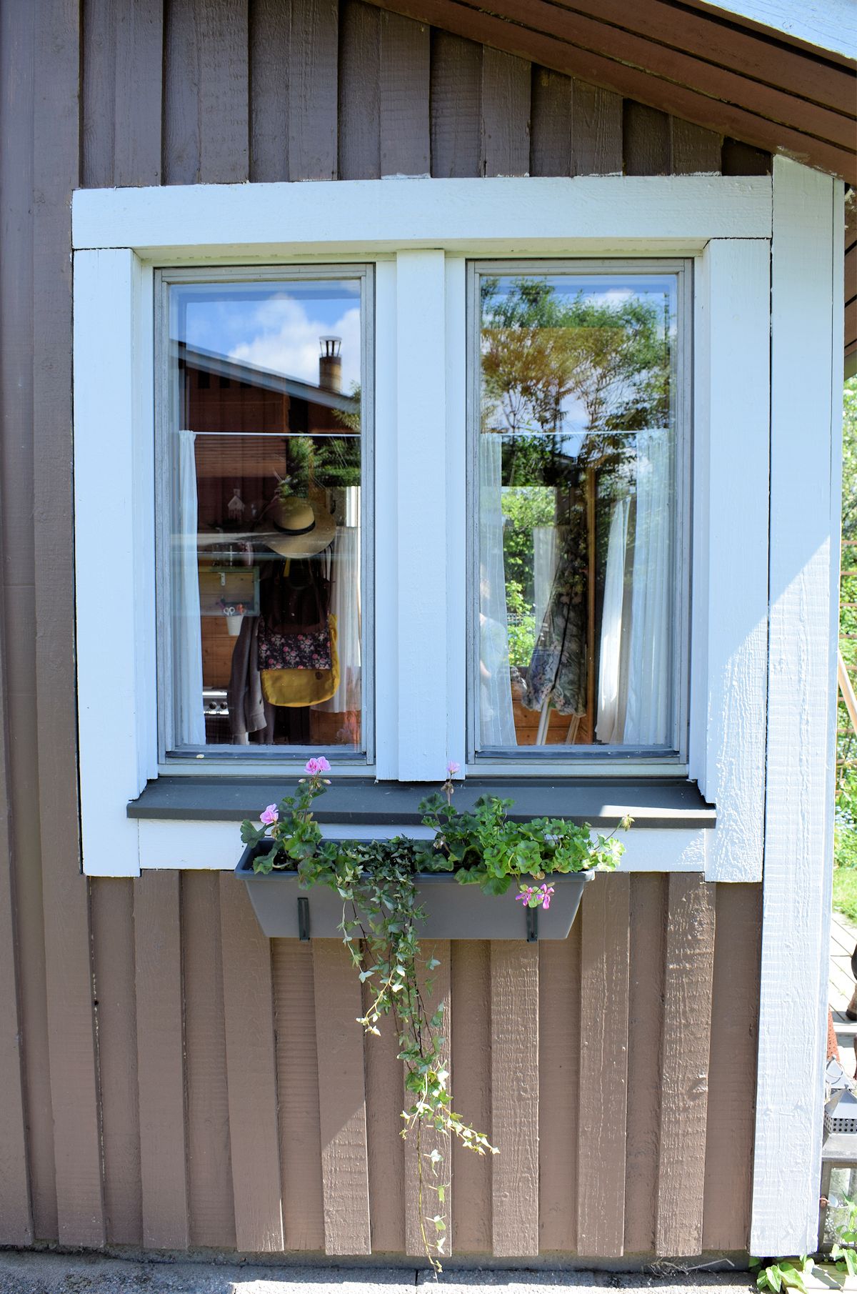 siirtolapuutarhamökin ikkunalla kukkalaatikko