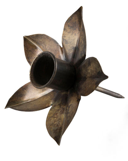 Kruunukynttilänjalka asetelmiin (piikki kiinnitys) antiikkimessinki