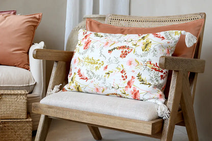 Tyynynpäällinen tupsuilla kukat kermanvalkoisella pohjalla 60 x 40 cm
