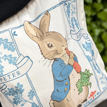 Kangaslaukku Petteri kaniini syö porkkanaa