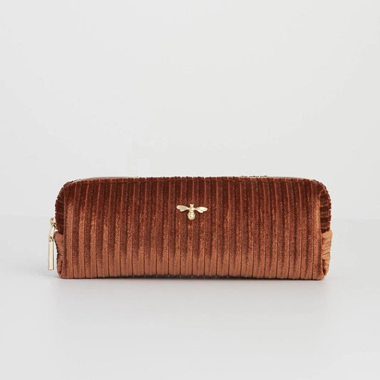 ruskea samettinen penaali