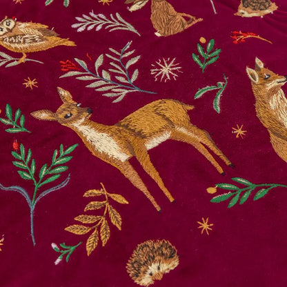 Berry Woods brodeerattu viininpunainen samettityynynpäällinen 45 x 45 cm