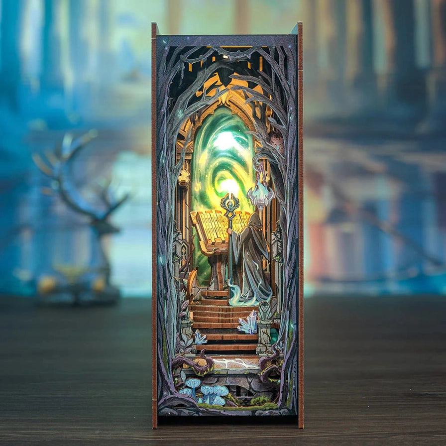 DIY Minimaailma kirjahyllyyn – The Gate of Wonderland Book Nook (sis. pölysuojan)
