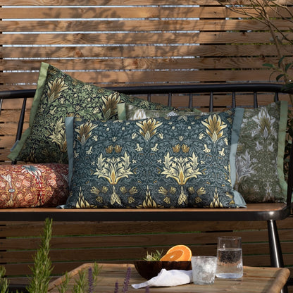 Tyynynpäällinen joka sopii ulkokäyttöön William Morris Snakeshead sininen 40 x 60 cm