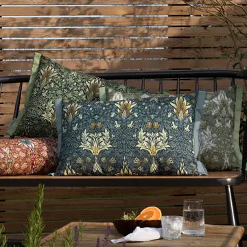 Tyynynpäällinen joka sopii ulkokäyttöön William Morris Snakeshead sinivihreä 40 x 60 cm