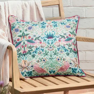 Tyynynpäällinen joka sopii ulkokäyttöön William Morris Strawberry Thief Coral/Leaf Green 50 x 50 cm