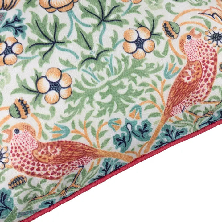 Tyynynpäällinen joka sopii ulkokäyttöön William Morris Strawberry Thief Coral/Leaf Green 50 x 50 cm