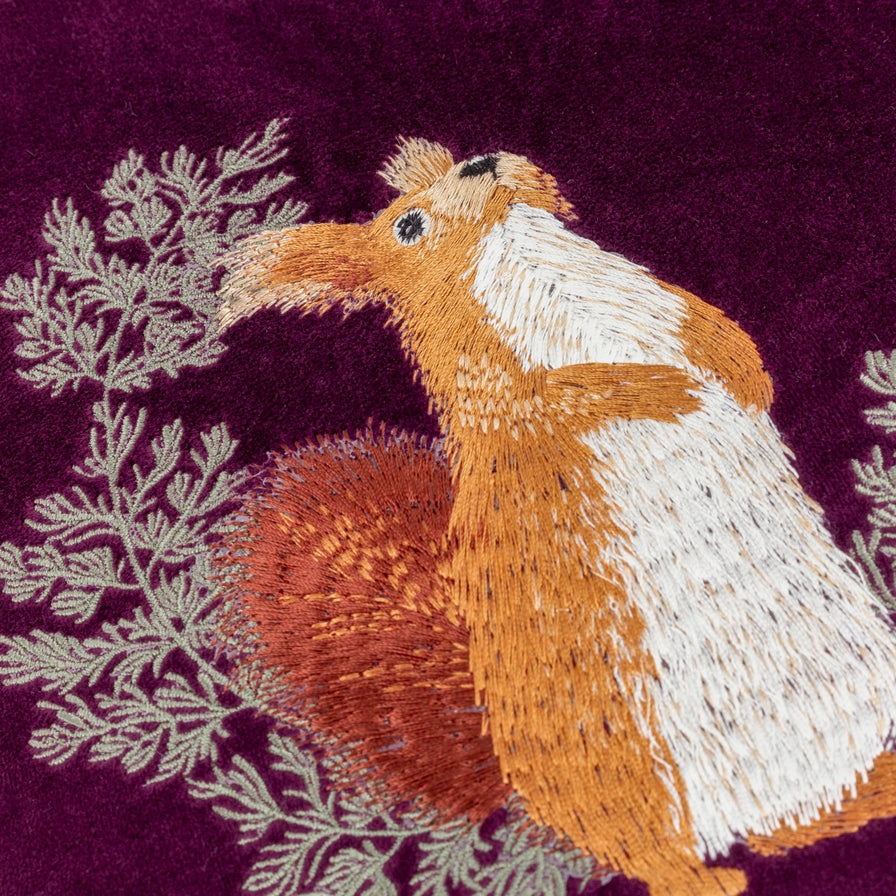 Orava brodeerattu viininpunainen samettityynynpäällinen 45 x 45 cm
