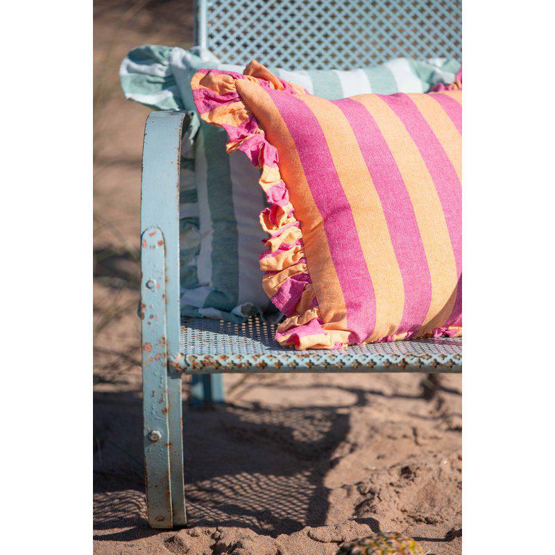 Tyynynpäällinen röyhelöllä leveäraidallinen fuksia-oranssi  45 x 45 cm