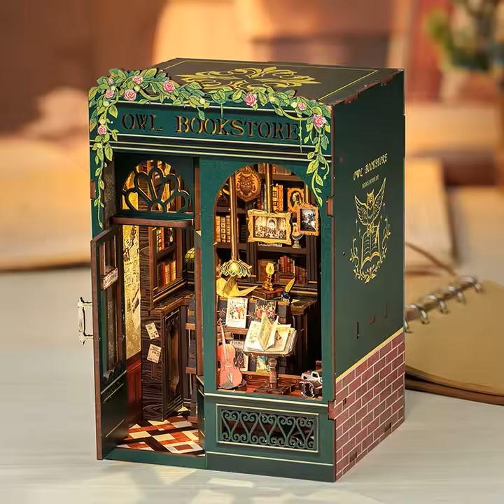 DIY Minimaailma kirjahyllyyn – Owl Bookstore Book Nook
