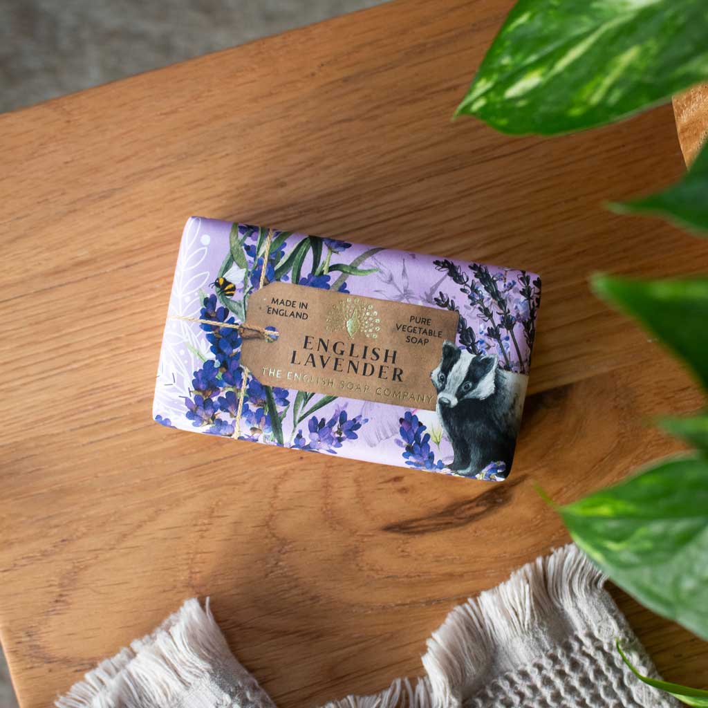 Palasaippua, käsivoide ja saippuapussi lahjalaatikko laventeli - English Lavender