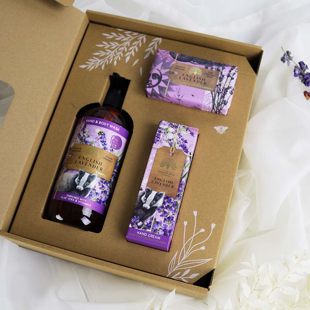 Nestesaippua, käsivoide ja palasaippua lahjalaatikko laventeli - English Lavender