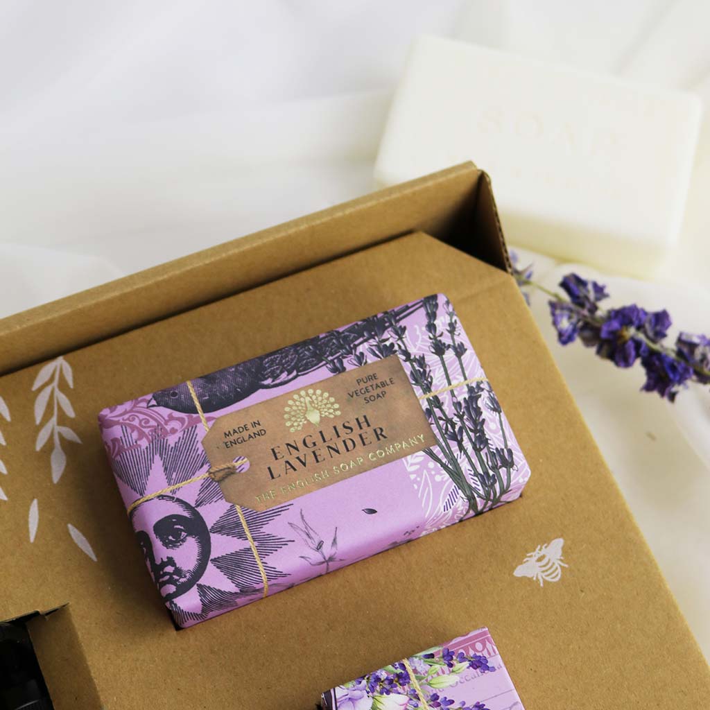 Nestesaippua, käsivoide ja palasaippua lahjalaatikko laventeli - English Lavender