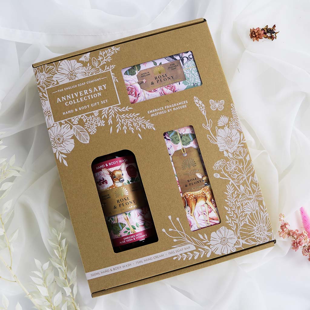 Nestesaippua, käsivoide ja palasaippua lahjalaatikko Ruusu ja pioni - Rose and Peony
