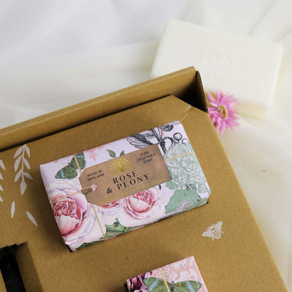 Nestesaippua, käsivoide ja palasaippua lahjalaatikko Ruusu ja pioni - Rose and Peony