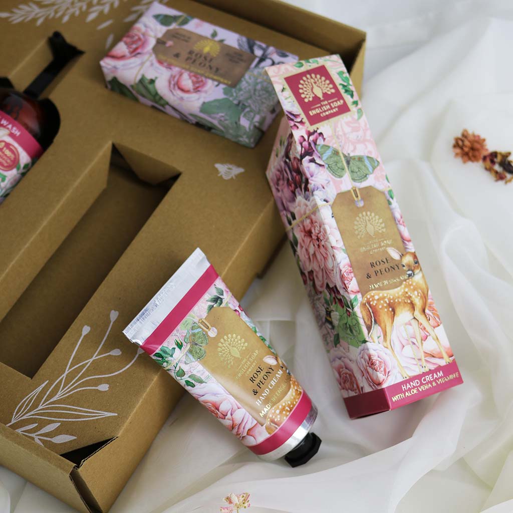 Nestesaippua, käsivoide ja palasaippua lahjalaatikko Ruusu ja pioni - Rose and Peony