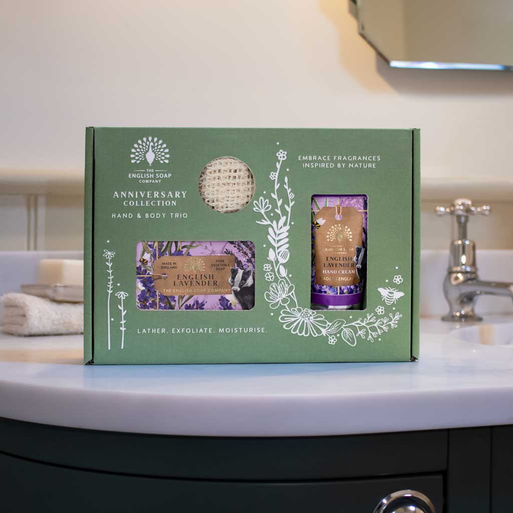 Palasaippua, käsivoide ja saippuapussi lahjalaatikko laventeli - English Lavender