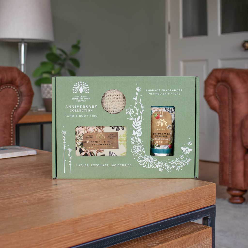 Palasaippua, käsivoide ja saippuapussi Jasmiini ja metsämansikka - Jasmine &amp; Wild Strawberry