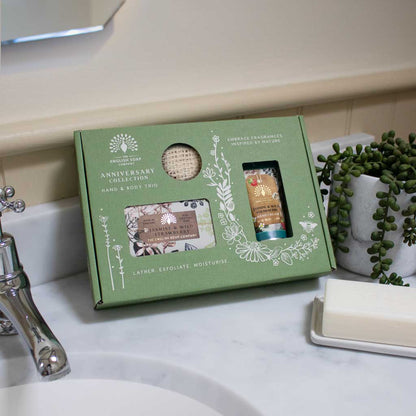 Palasaippua, käsivoide ja saippuapussi Jasmiini ja metsämansikka - Jasmine &amp; Wild Strawberry