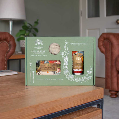 Puutarhurin palasaippua, käsivoide ja saippuapussi lahjalaatikko Gardeners Pink Grapefruit