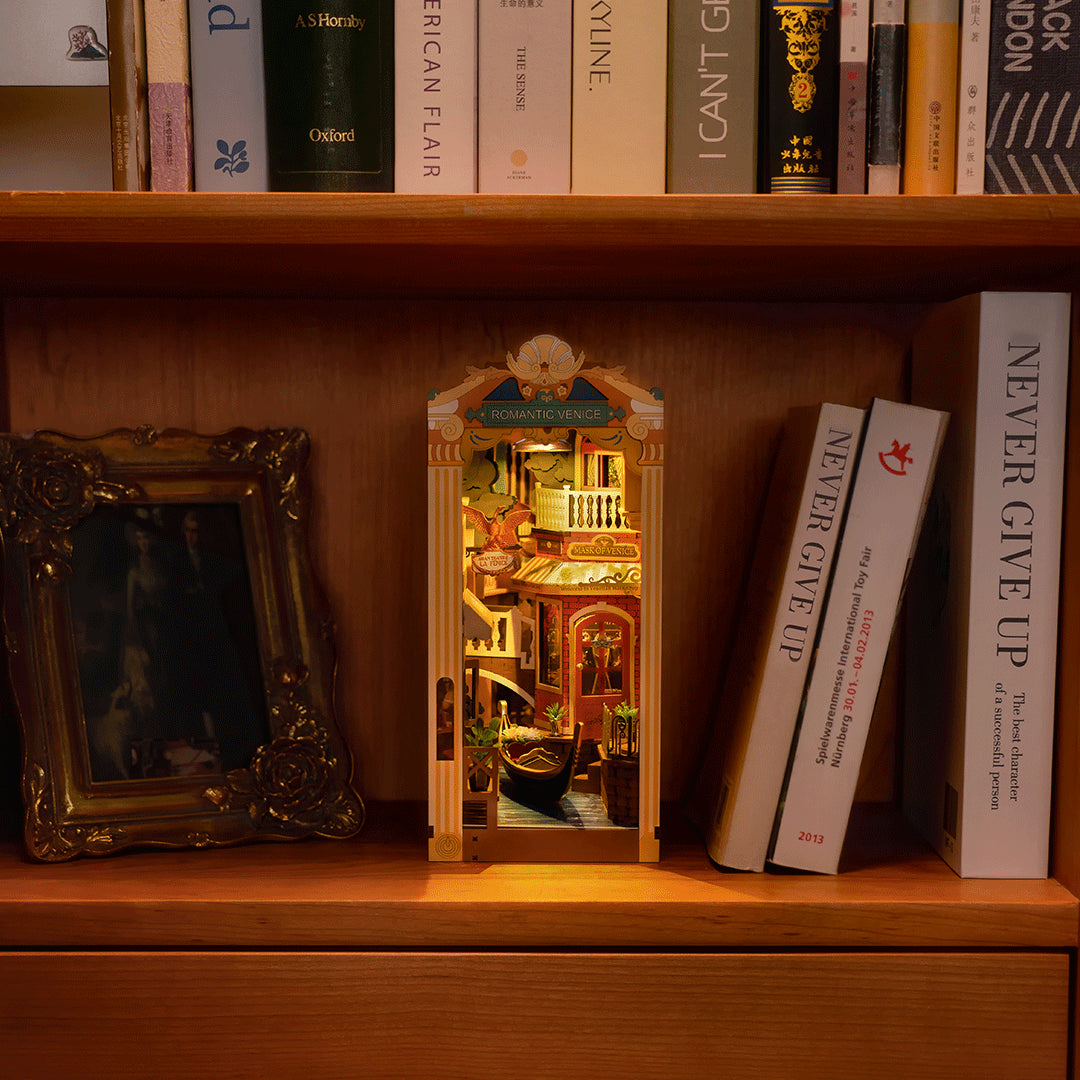 DIY Minimaailma kirjahyllyyn – Romantic Venice Book Nook sis. pölysuojan