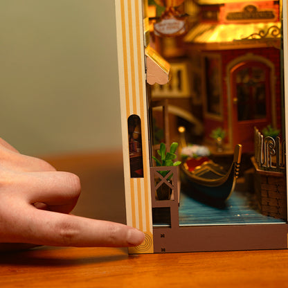 DIY Minimaailma kirjahyllyyn – Romantic Venice Book Nook sis. pölysuojan