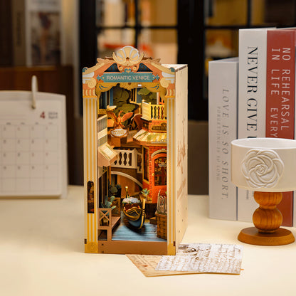 DIY Minimaailma kirjahyllyyn – Romantic Venice Book Nook sis. pölysuojan
