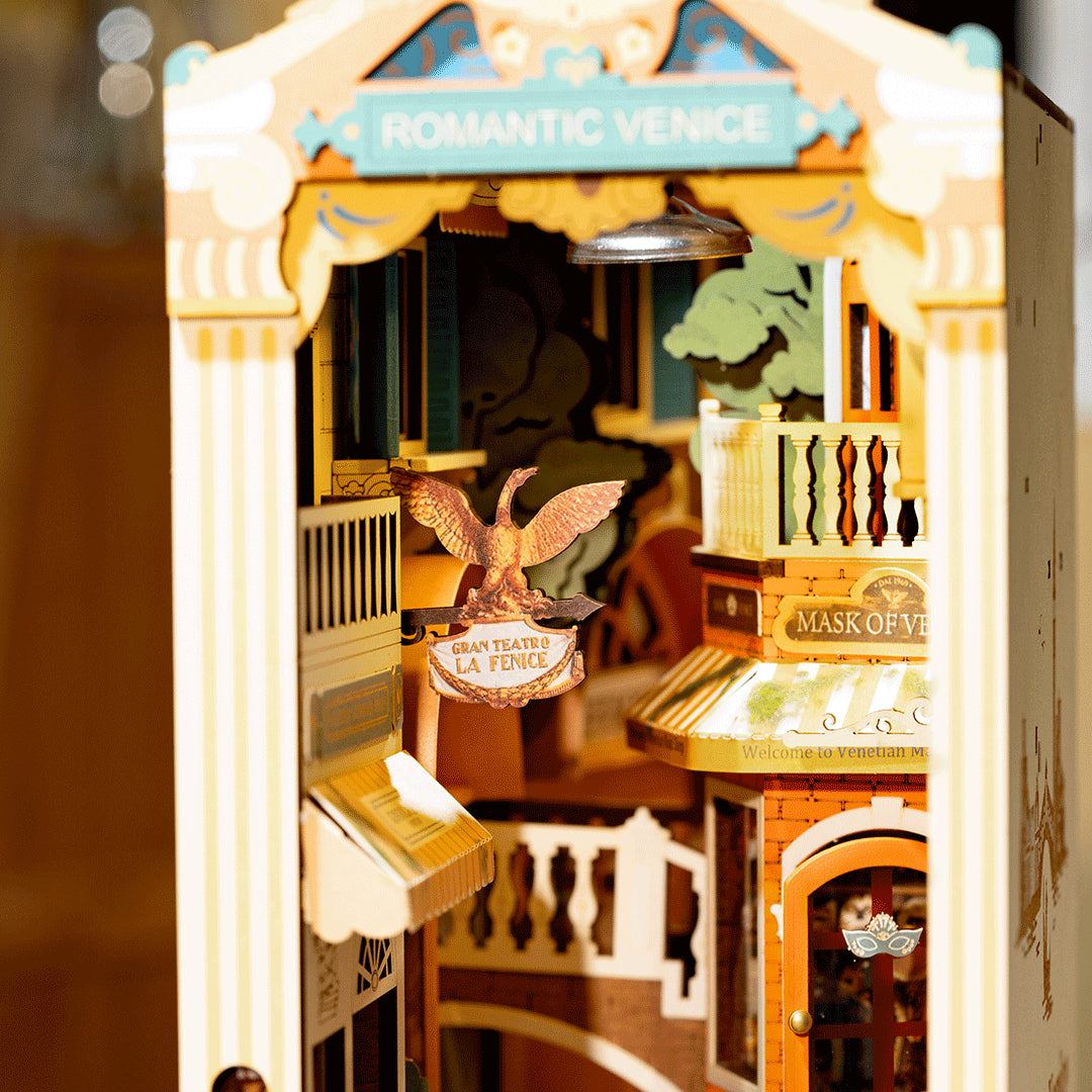 DIY Minimaailma kirjahyllyyn – Romantic Venice Book Nook sis. pölysuojan