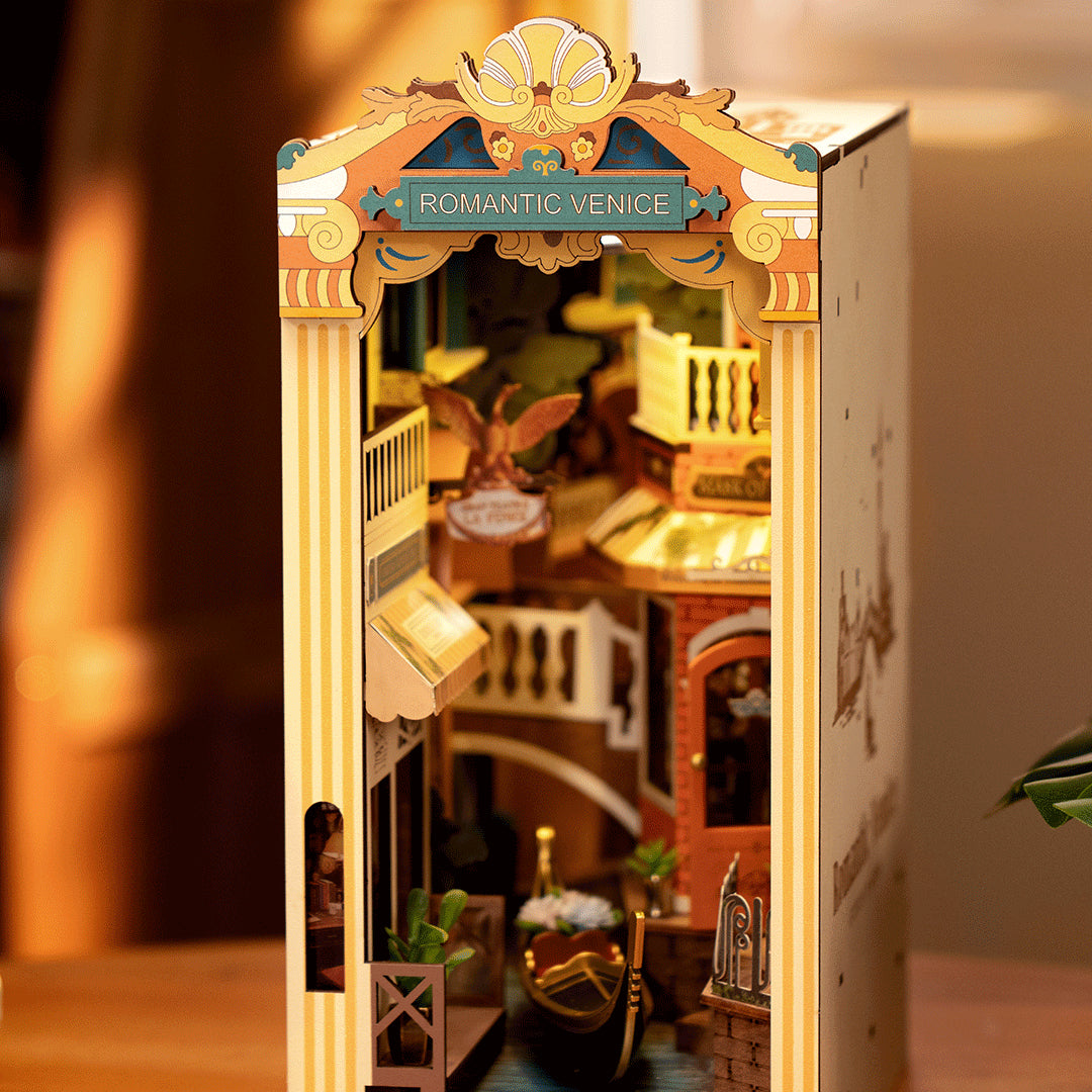 DIY Minimaailma kirjahyllyyn – Romantic Venice Book Nook sis. pölysuojan