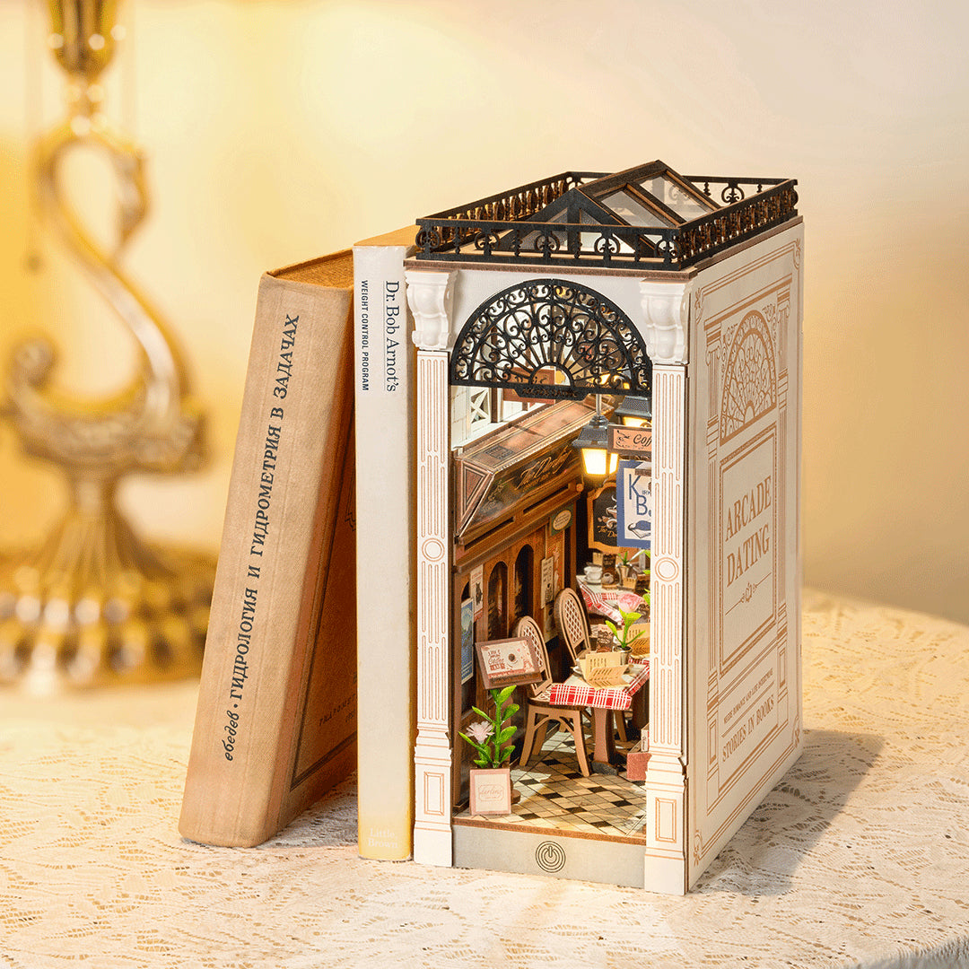DIY minimaailma kirjahyllyyn - Arcade Dating Book Nook