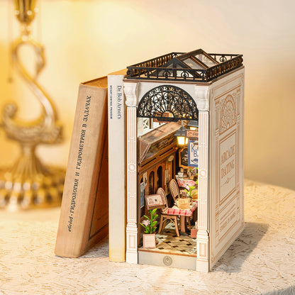 DIY minimaailma kirjahyllyyn - Arcade Dating Book Nook