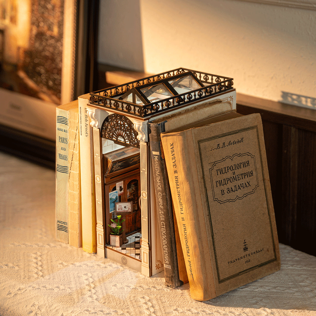 DIY minimaailma kirjahyllyyn - Arcade Dating Book Nook