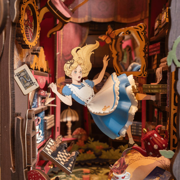 DIY minimaailma kirjahyllyyn - Fall into Wonder Alice Adventure Book Nook