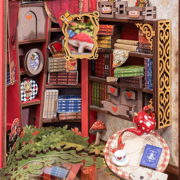DIY minimaailma kirjahyllyyn - Fall into Wonder Alice Adventure Book Nook