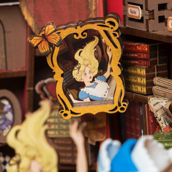DIY minimaailma kirjahyllyyn - Fall into Wonder Alice Adventure Book Nook
