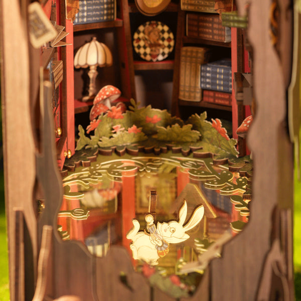 DIY minimaailma kirjahyllyyn - Fall into Wonder Alice Adventure Book Nook