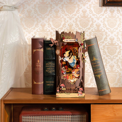 DIY minimaailma kirjahyllyyn - Fall into Wonder Alice Adventure Book Nook