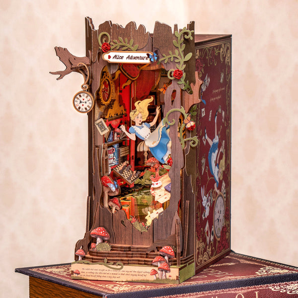 DIY minimaailma kirjahyllyyn - Fall into Wonder Alice Adventure Book Nook